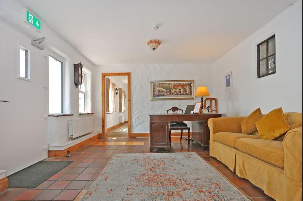 The Courtyard B&B Бунратти Экстерьер фото